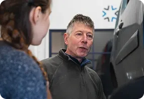 Un formateur explique une intervention à une participante