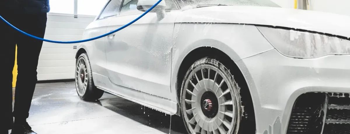 Lavage extérieur d'une voiture recouverte de mousse au nettoyeur haute pression