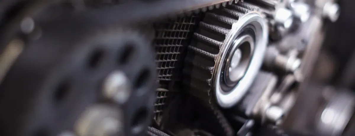 Gros plan sur la courroie de distribution et la poulie d'un moteur 1.2 PureTech