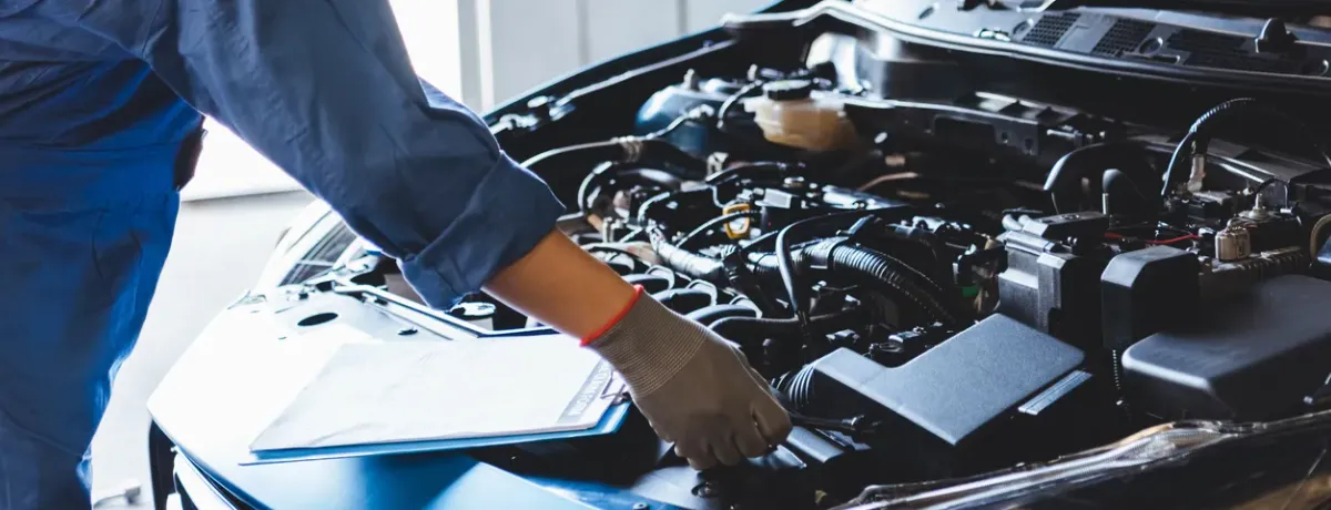 Controle Technique automobile mécanicien regardant un moteur ouvert capot