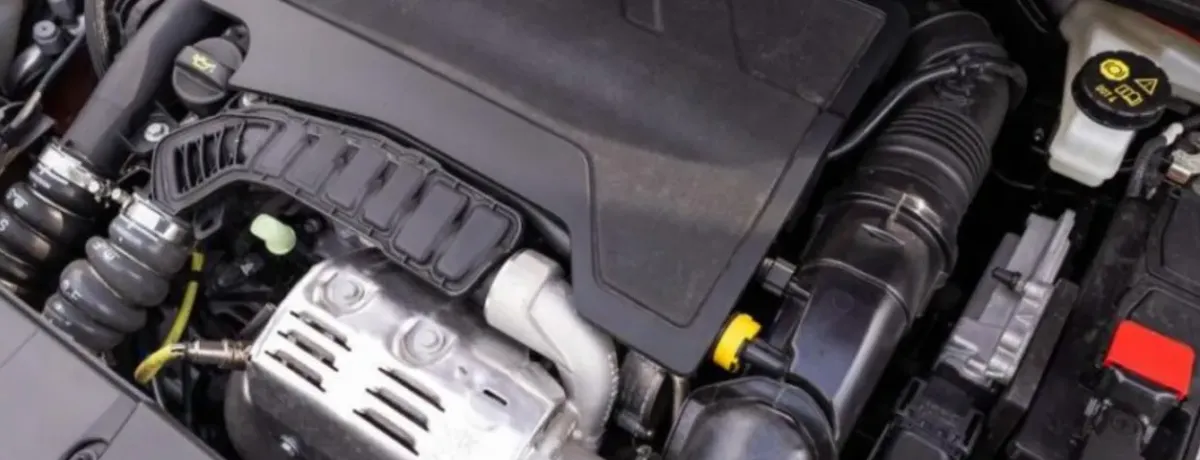 Vue rapprochée d'un compartiment moteur 1.2 PureTech ouvert