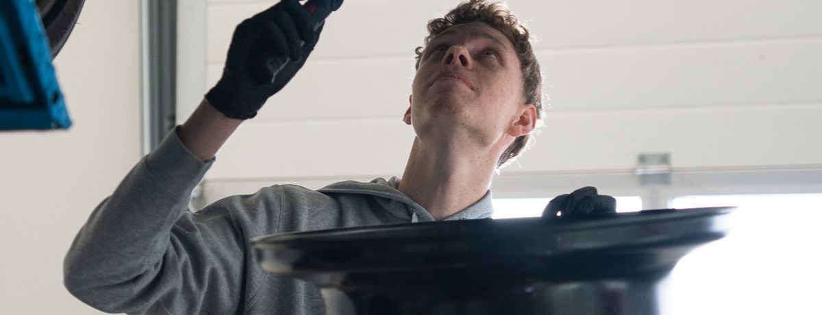 Diagnostic du soubassement d’une voiture avec une lampe d’atelier