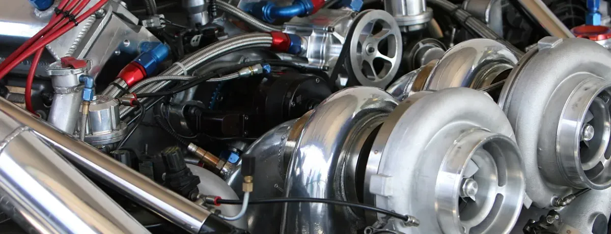 Gros plan sur un turbocompresseur et ses tuyaux dans un moteur préparé