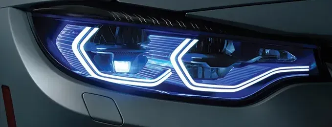 Phare avant à LED d'une voiture allumé dans l'obscurité