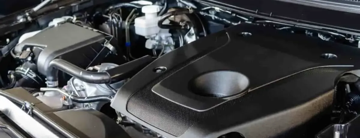 Mécanicien effectuant un entretien préventif sur un moteur 1.2 PureTech en atelier automobile