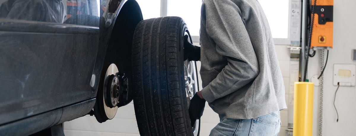Mécanicien intervenant sur un véhicule diesel dans un atelier automobile
