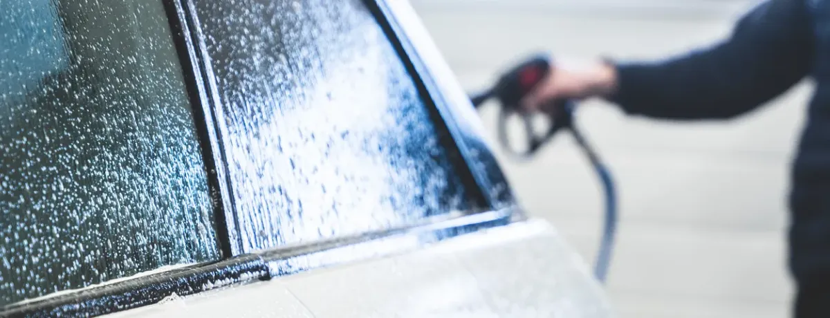 Lavage d'une vitre de voiture au nettoyeur haute pression