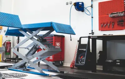 Box mécanique équipé de ponts élévateurs et d'un établi à outils