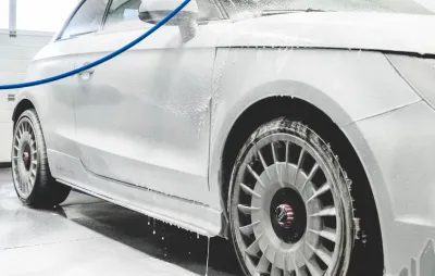 Lavage extérieur d'une voiture recouverte de mousse au nettoyeur haute pression