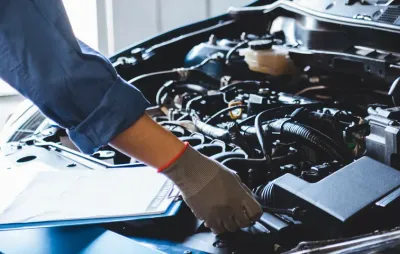 Controle Technique automobile mécanicien regardant un moteur ouvert capot