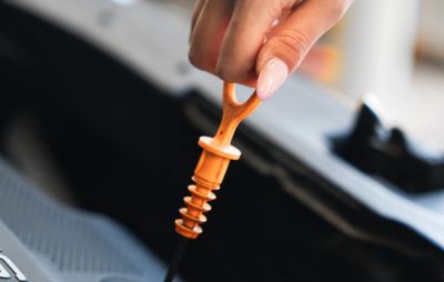 Contrôle mécanique sous le capot d’une voiture diesel