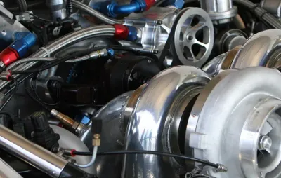 Gros plan sur un turbocompresseur et ses tuyaux dans un moteur préparé