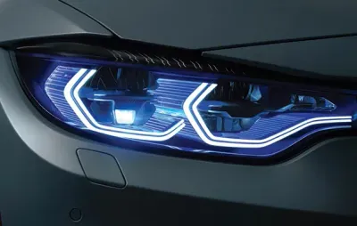 Phare avant à LED d'une voiture allumé dans l'obscurité