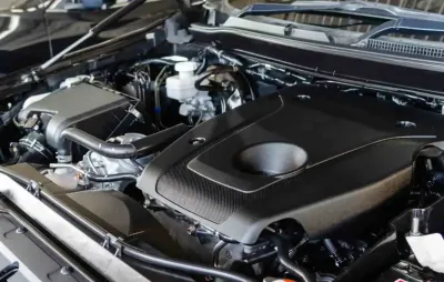 Mécanicien effectuant un entretien préventif sur un moteur 1.2 PureTech en atelier automobile
