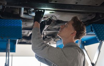Inspection du soubassement d’un véhicule diesel sur un pont élévateur