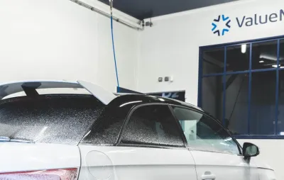 Voiture noire garée devant l'entrée d'un centre ValueMyCar