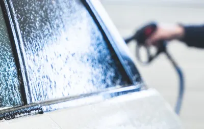 Lavage d'une vitre de voiture au nettoyeur haute pression