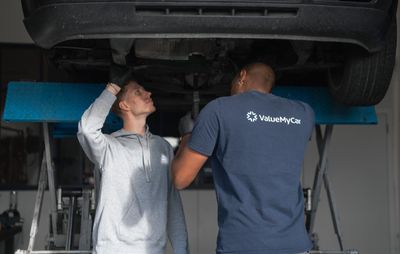 Diagnostic d’un véhicule par deux mécaniciens dans l’atelier ValueMyCar