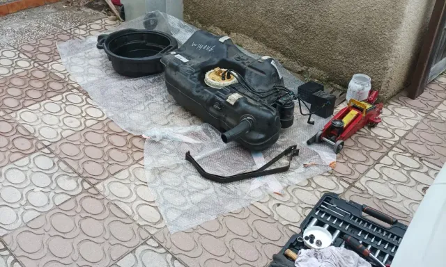 Voir plus — Changement d'un réservoir a carburant — TEAM Cars mécanique Compétitions