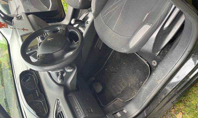 Voir l'image Nettoyage intérieur Peugeot 208 — Charles Baudard — photo 1