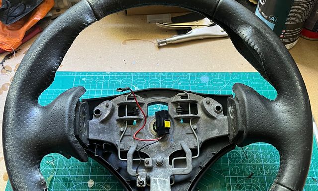 Voir l'image Volant Carbone Alcantara — Bruno Baptista — photo 1