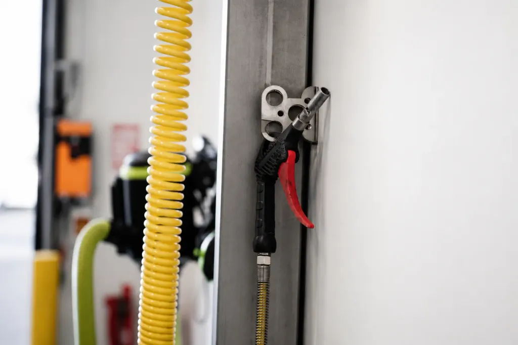 Enrouleurs d'eau et d'air dans le box lavage