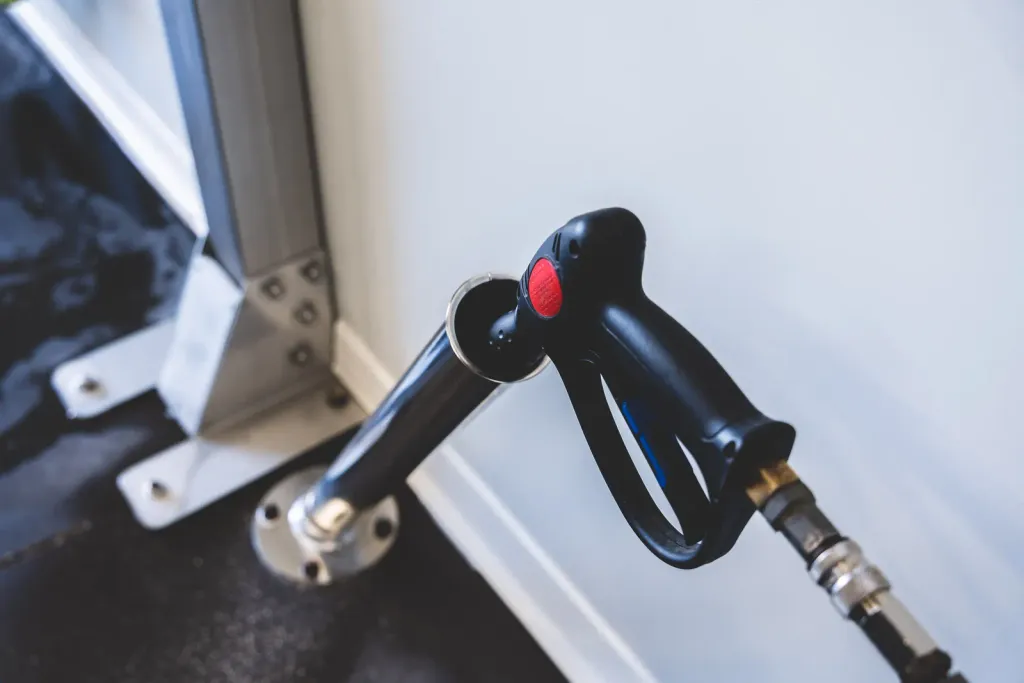 Pistolet haute pression monté sur son support